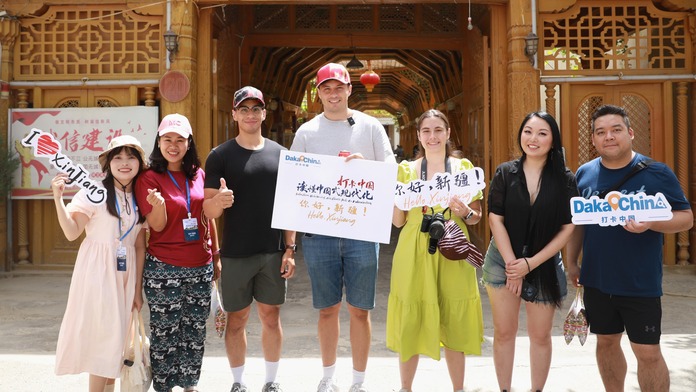 【2023打卡中国】“千年时尚”艾德莱斯绸是如何制作出来的？跟随外国网红一探究竟（视频）