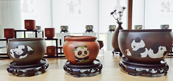 自贡“荣州陶”助力成都大运会_fororder_产品展示2。张庆麟供图