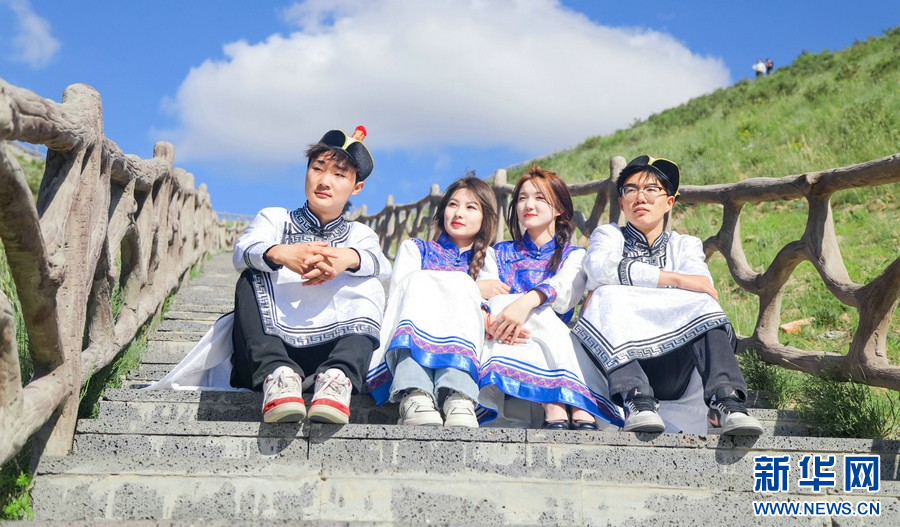 全国“百对新人”走进锡林郭勒开启草原旅拍