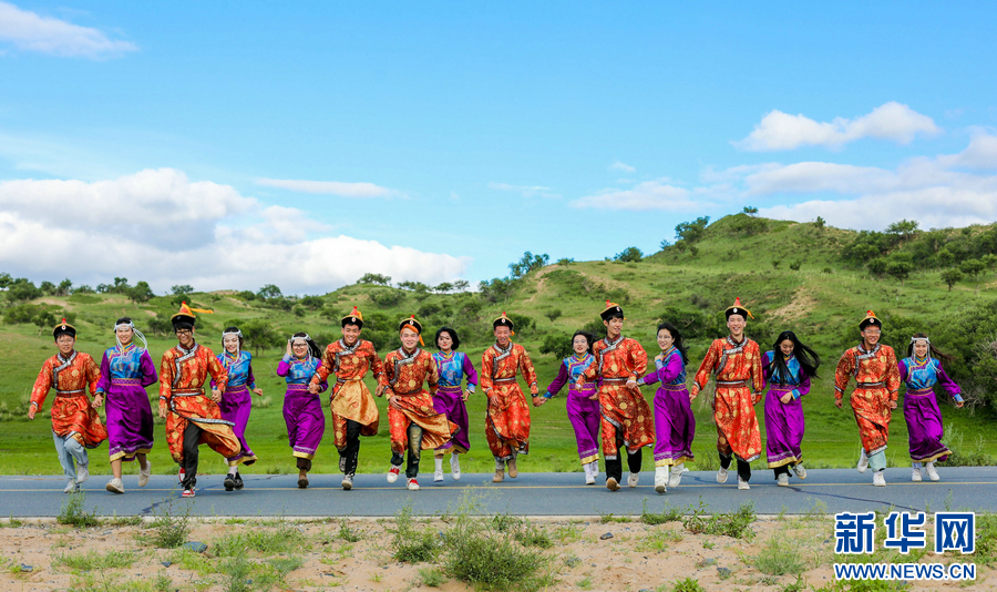 全国“百对新人”走进锡林郭勒开启草原旅拍