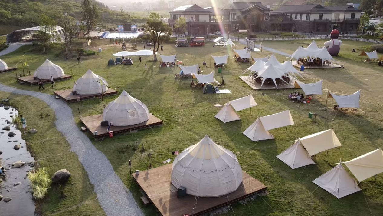 廣西百色:中伏消暑遊樂正當時 遊客穿越原始森林漂流覓清涼_fororder_圖片8