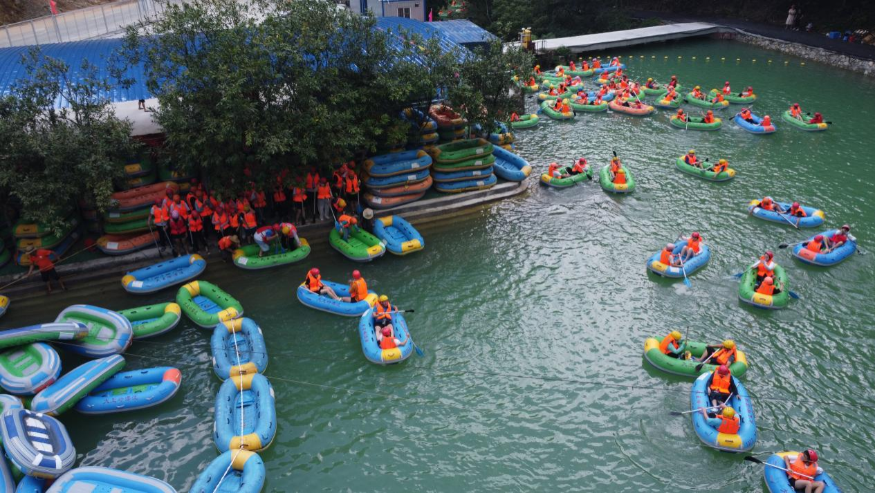 廣西百色:中伏消暑遊樂正當時 遊客穿越原始森林漂流覓清涼