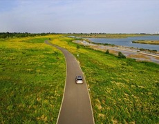 河北石家庄：水清岸绿花成海 滹沱美景醉游人