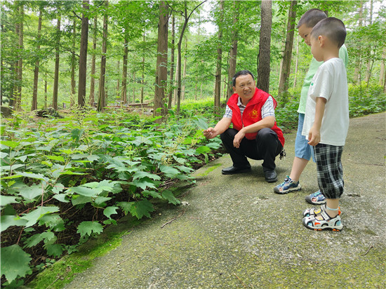 信陽市商城縣黃柏山林場組織開展生物多樣性科普教育活動_fororder_向孩子介紹生物多樣性小知識 劉澤玲 攝