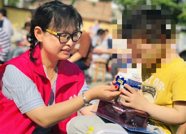 邓鸿：“不务正业”的摄影师 化心为行的志愿者_fororder_图为邓鸿到特殊教育学校关爱特殊儿童（纳溪区融媒体中心供图）