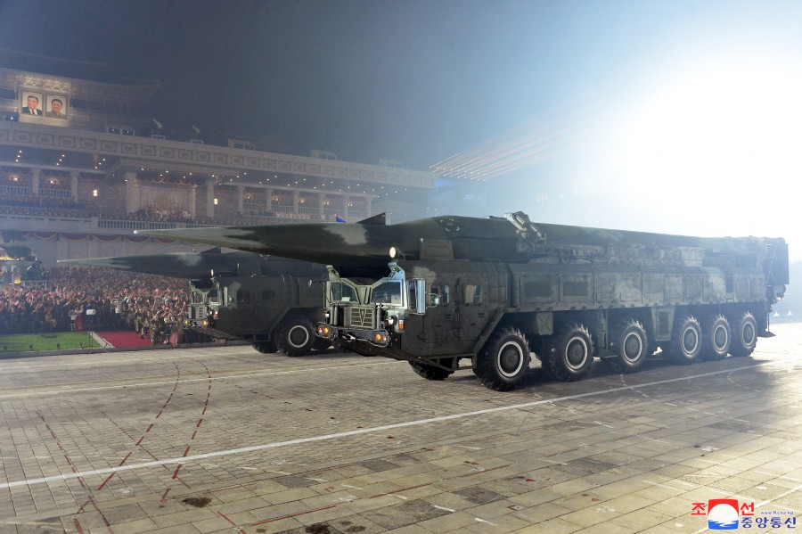 外媒：朝鲜夜间阅兵展示新型武器装备，包括新型洲际弹道导弹及无人机