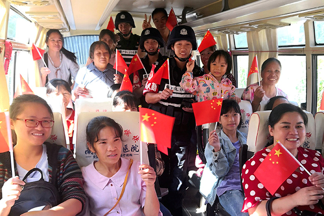 广西宁明:警民共同欢度国庆 祖国边关国旗飘扬