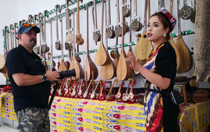 外國網紅在喀什參觀疆果果和疏附縣民族樂器村