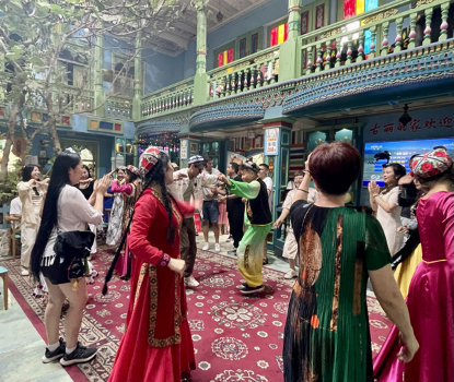 [2023 Daka China] Foreign Internet Celebrities Have an Immersive Experience of Kashgar by Listening to Legendary Stories and Touring Ancient City_fororder_2