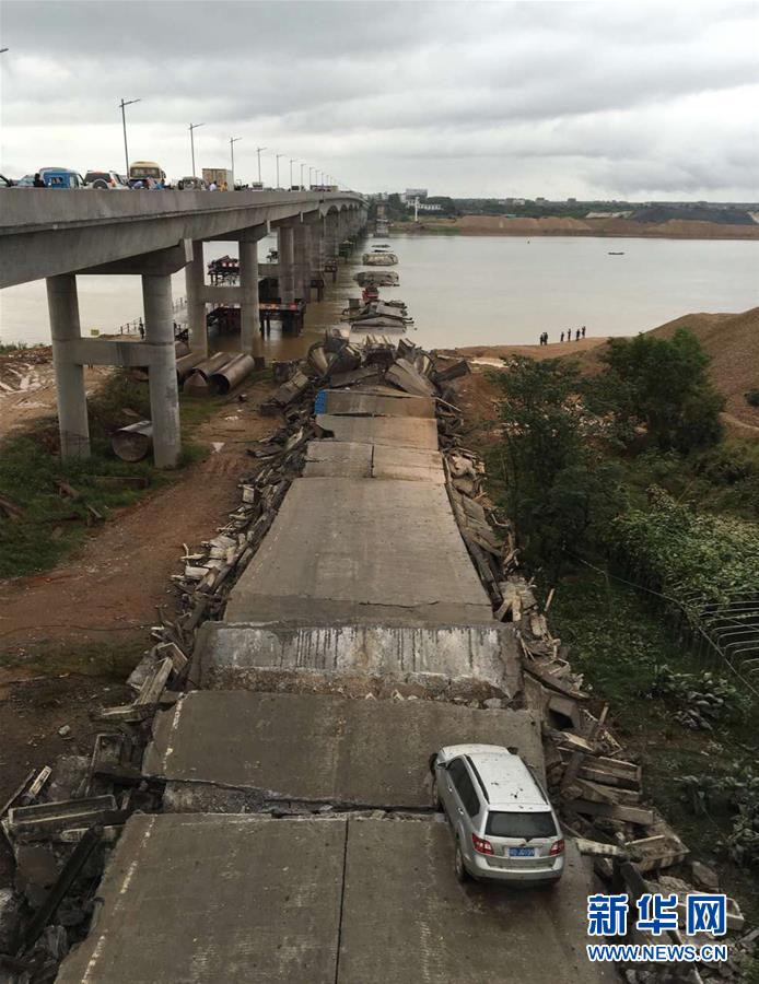 江西省泰和县一桥梁发生坍塌
