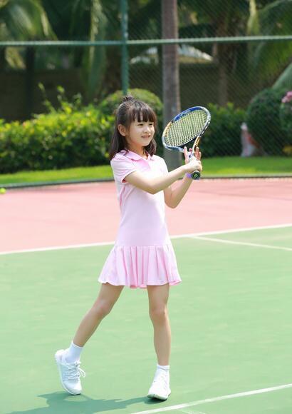 森碟练了一个暑假的网球完虐老爸不在话下