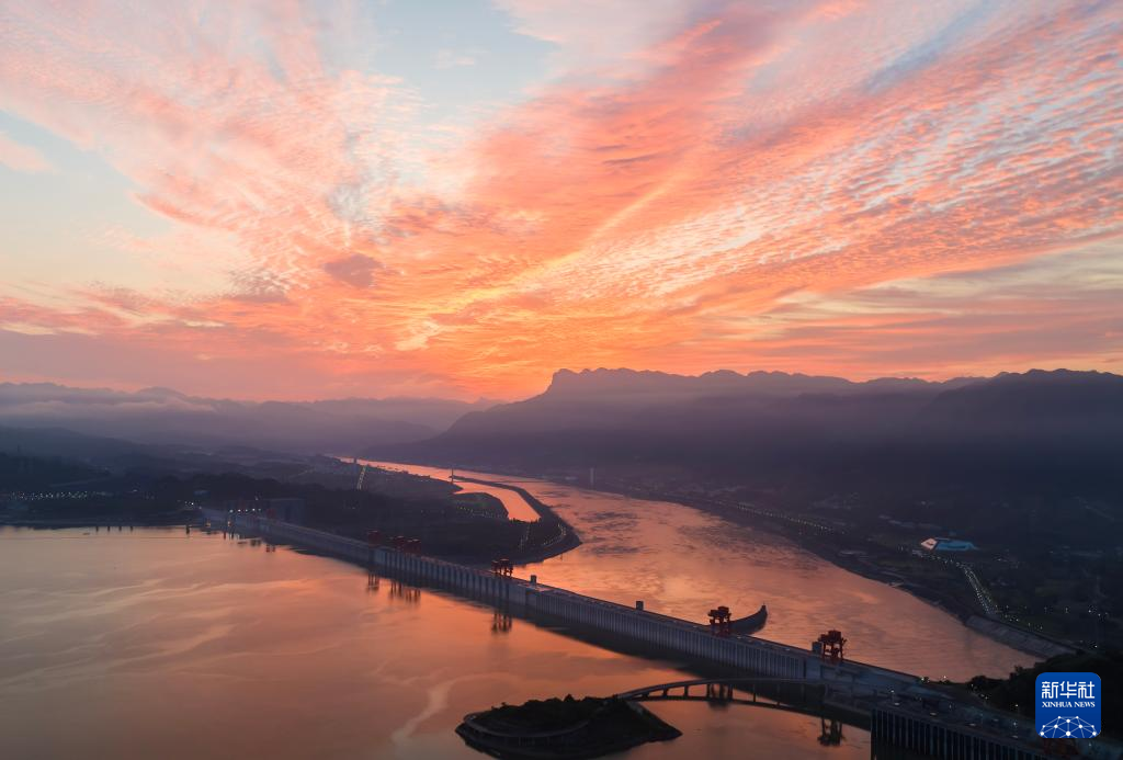 湖北宜昌：长江三峡朝霞美
