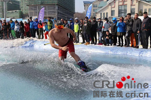 【黑龙江】【供稿】【大美龙江】滑雪爱好者挑战“猛龙过江”