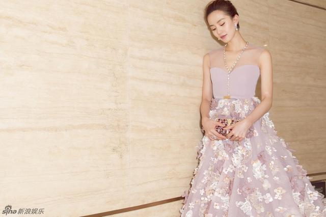 杨幂帮刘诗诗提裙子破不合传闻(图)