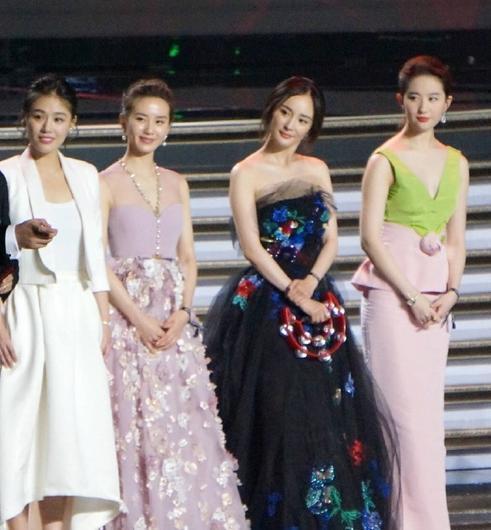 杨幂帮刘诗诗提裙子破不合传闻(图)