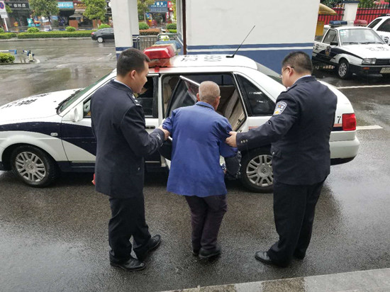 【法制安全】八旬老人雨中迷路 警民攜手助其回家