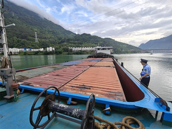 “贵州余庆—重庆涪陵”集装箱班轮开航 重庆港行海事部门登船执法确保船舶高效通航_fororder_图片1