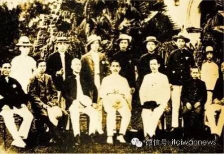 孙中山（前排左四）与陈楚楠（前排左三）合影