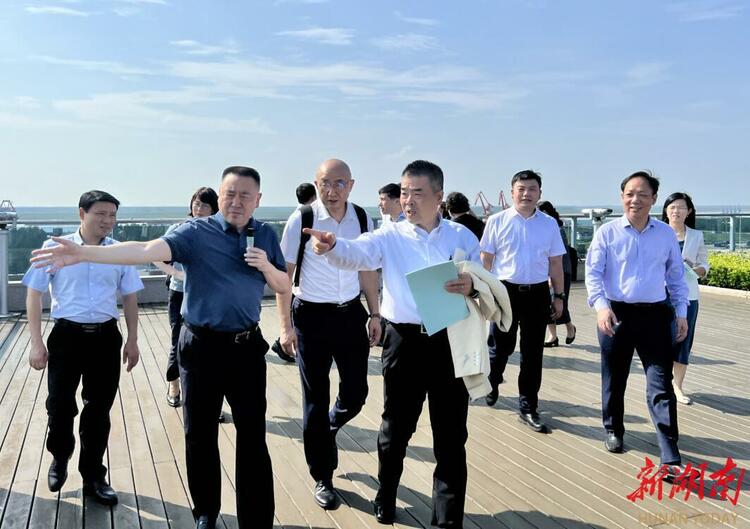 日本滋贺县知事三日月大造抵达湖南岳阳参访