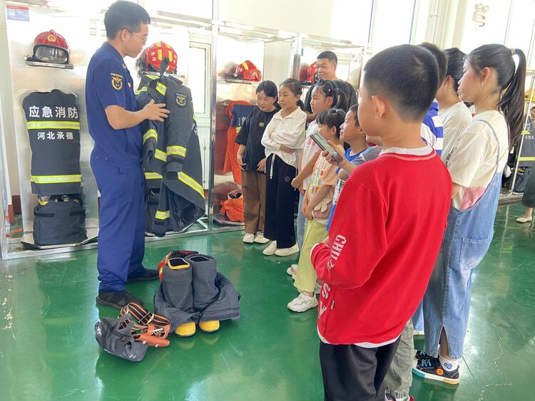图片默认标题_fororder_消防员向孩子们介绍消防服  拍摄张海生