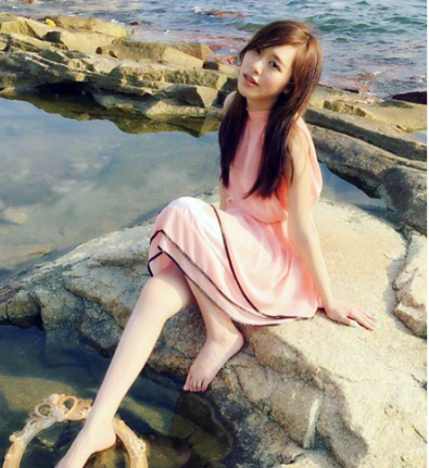 港姐冠军冯盈盈私照曝光 妈妈颜值超高爆红