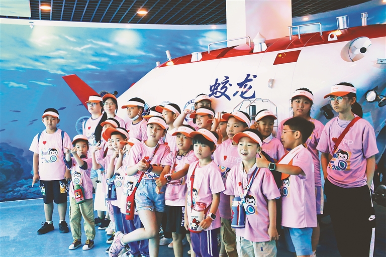 研学热 淘学企鹅馆里涨知识