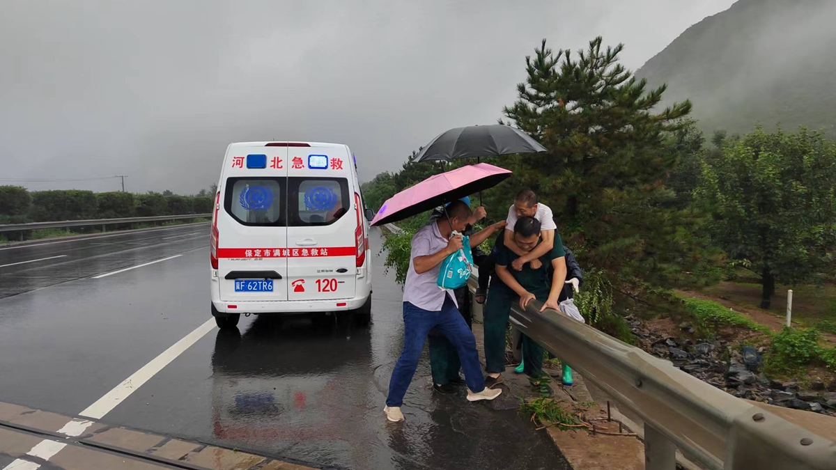 1_fororder_满城区人民医院工作人员转移病人 摄影 赵茜茜 (2)