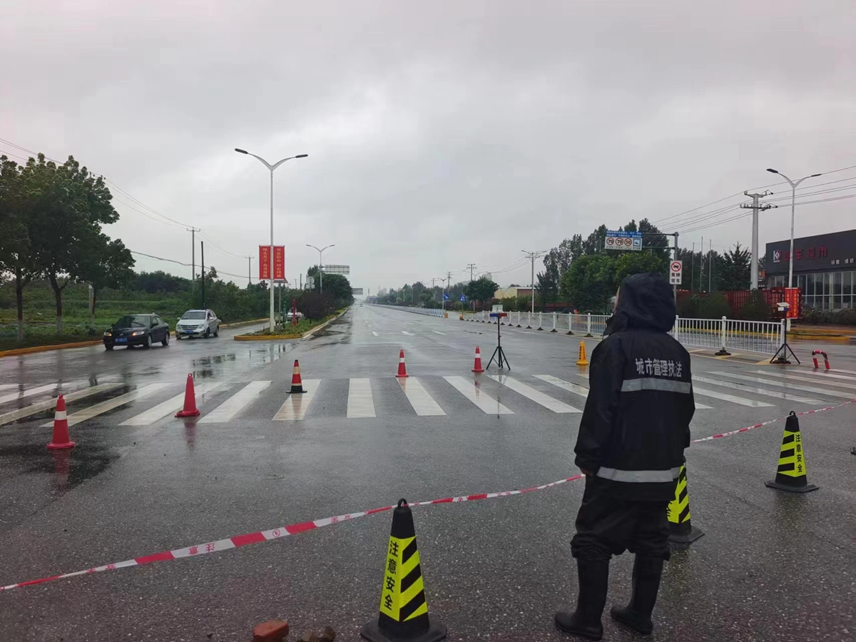 1_fororder_满城区综合执法局维持道路警戒 摄影 孟宁