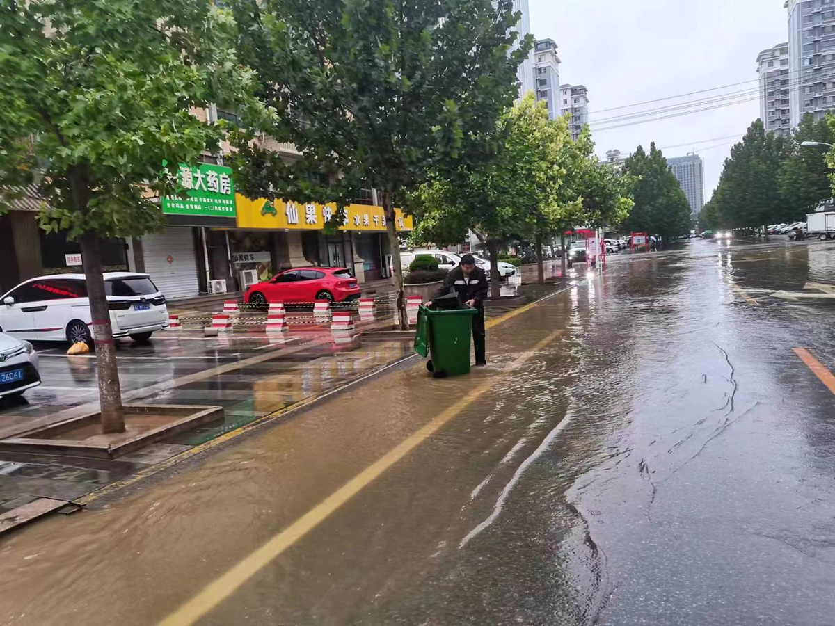 1_fororder_满城区执法局工作人员清理下水系统 摄影 孟宁