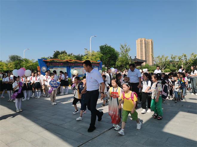 渭南市临渭区：初秋 相遇在最美的校园_fororder_8月31日，滨河小学党支部书记、校长关斌及学校中层在校门口迎接新同学。