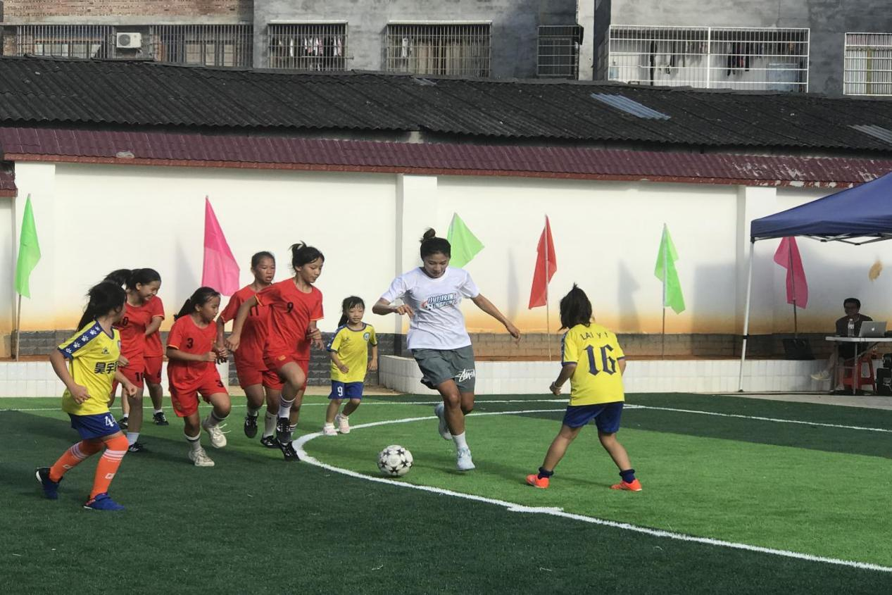 小足球传递大能量 公益女足课堂培育广西铿锵玫瑰_fororder_图片26