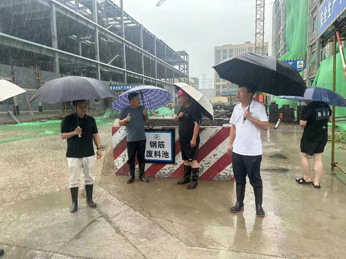 1_fororder_满城区住建部门雨中检查在建项目 摄影 李新娜