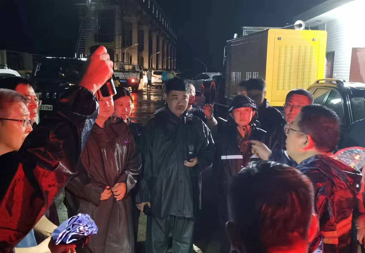 图片默认标题_fororder_白龙乡党员干部冲锋一线 摄影 靳烨