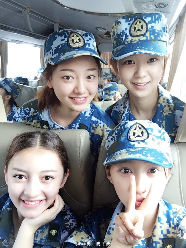 关晓彤准备参加军训 穿迷彩服与美女同学合影