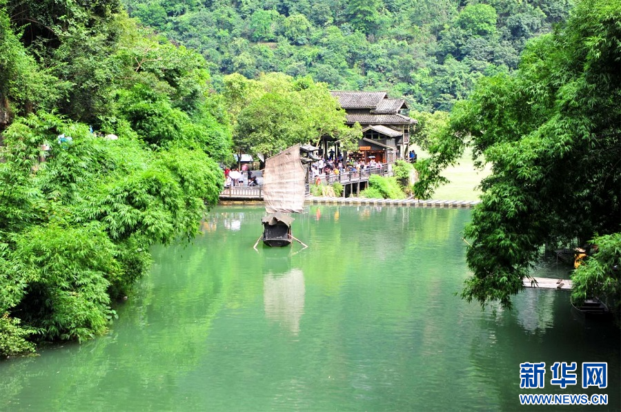 湖北宜昌：青山绿水间 夏日享清凉