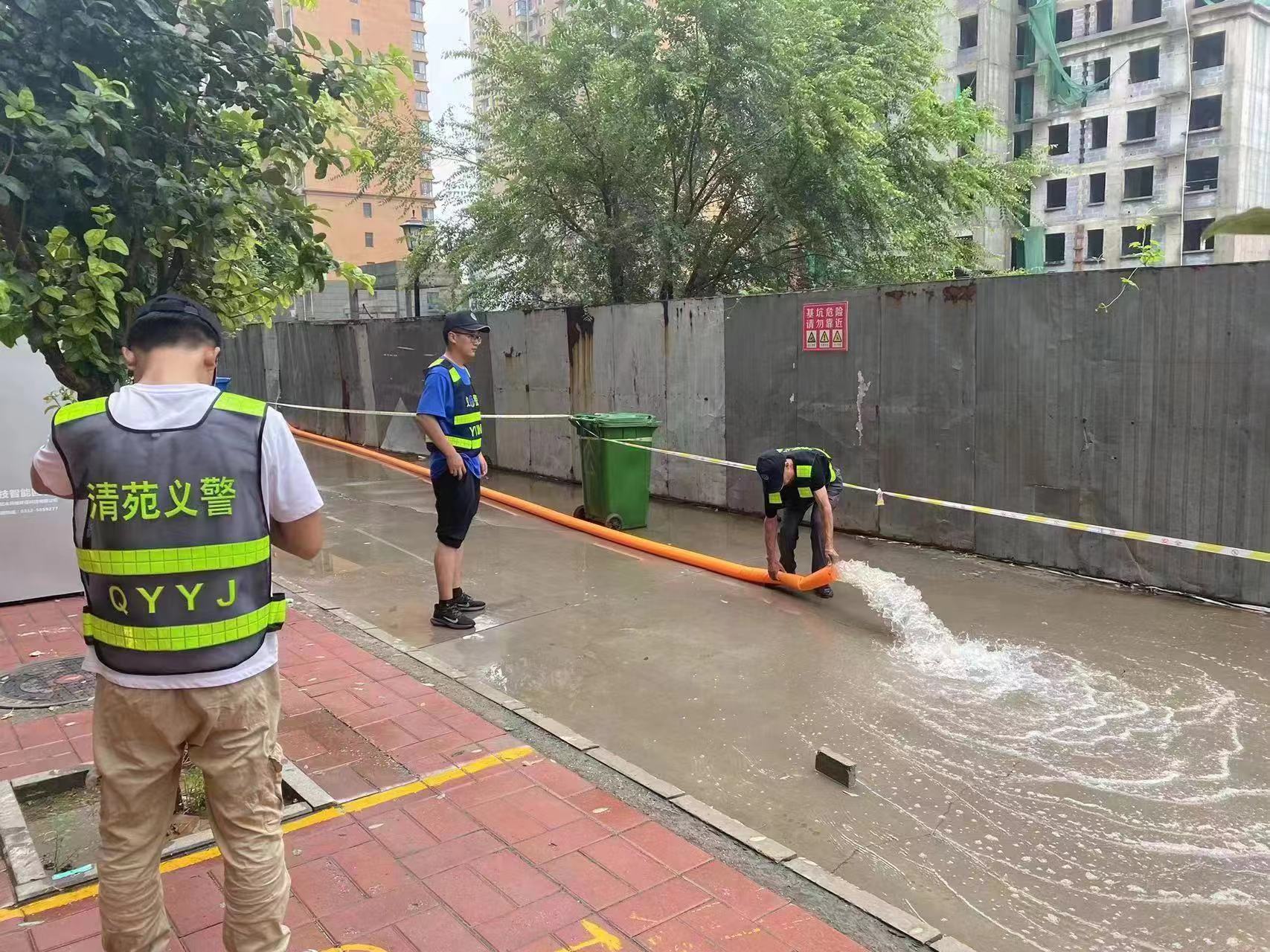 河北保定：3.6万“古城义警”站上抗洪抢险第一线_fororder_微信图片_20230803111728