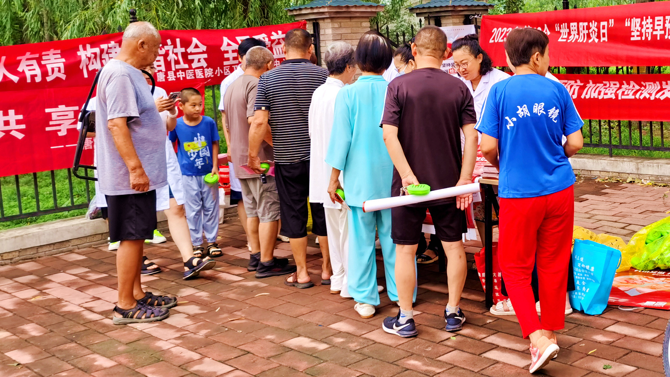 （原创）河北唐县：组织开展“世界肝炎日”健康科普宣传活动_fororder_活动现场，群众积极参与