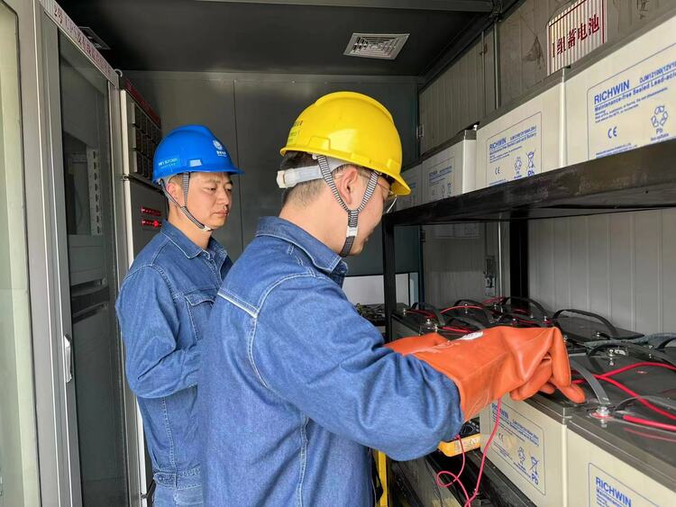 掌燈故事丨孩子的無數個疑問拼湊出“他們”夏天的模樣_fororder_國網陜西電力員工對換流站蓄電池電壓進行測量