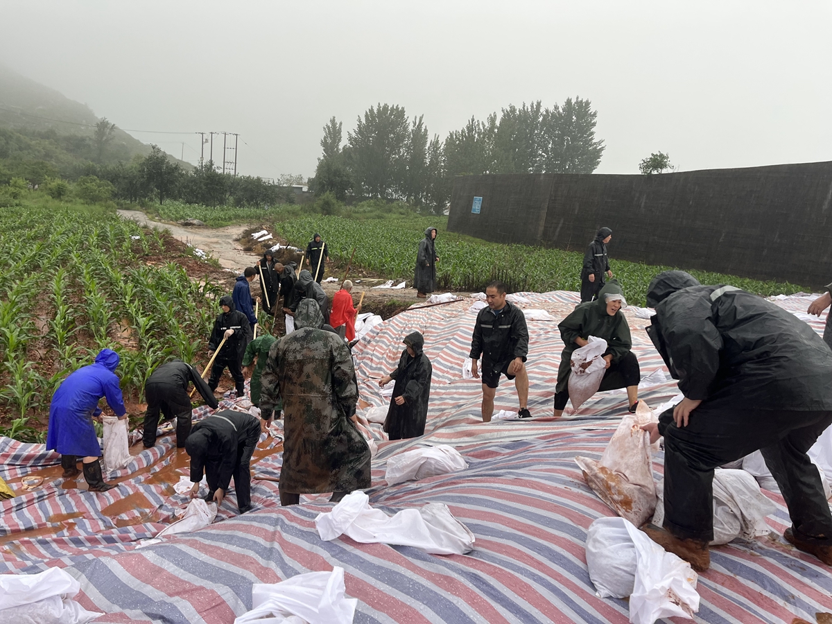 图片默认标题_fororder_干部群众将装好的沙袋堆积在大坝周围 摄影 靳烨