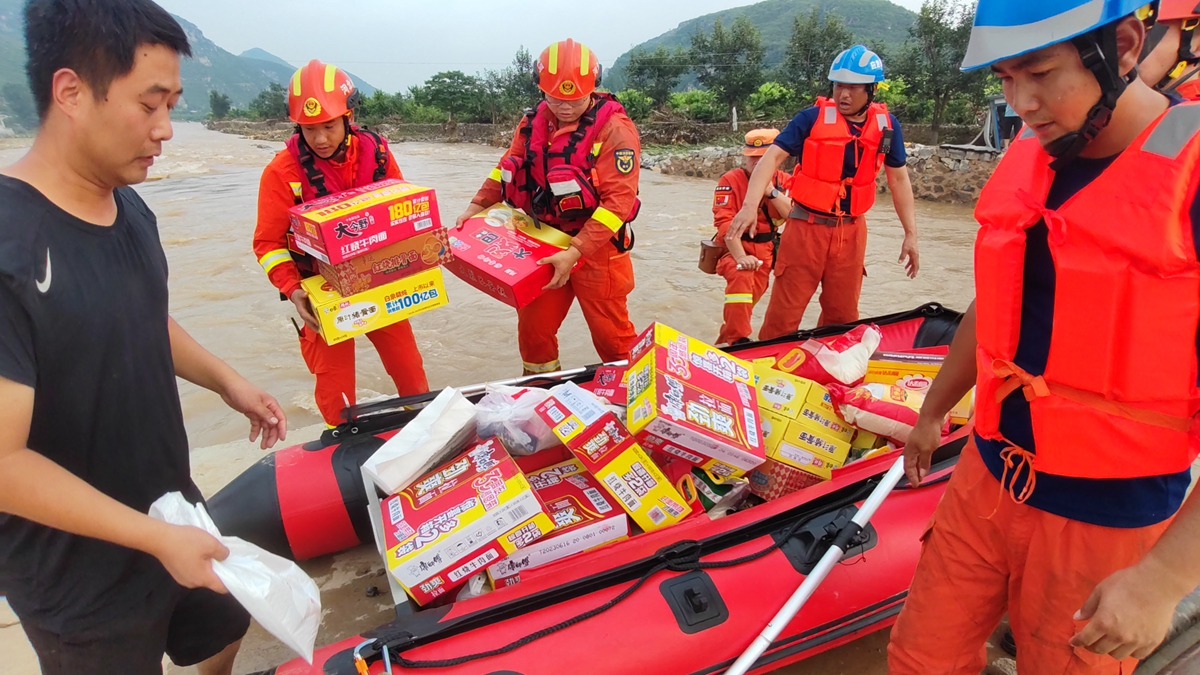 图片默认标题_fororder_满城区石井乡为村民输送生活物资 摄影 杨伟健
