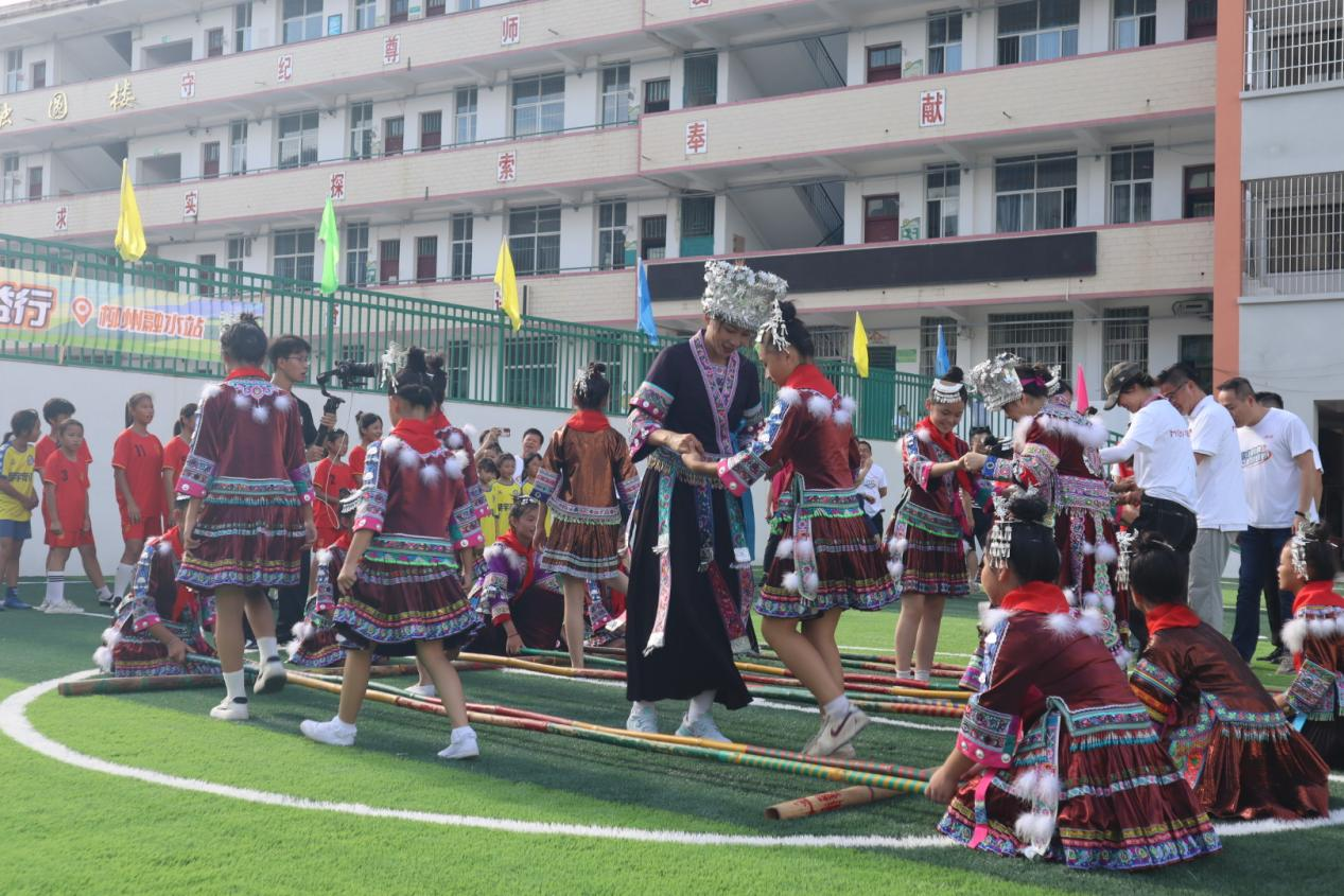 小足球传递大能量 公益女足课堂培育广西铿锵玫瑰_fororder_图片23