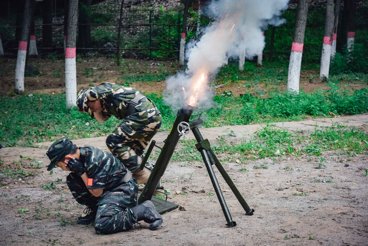 图片默认标题_fororder_孩子尝试发射迫击炮 摄影 李雪