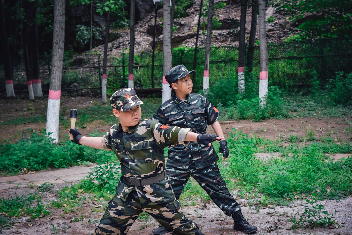 图片默认标题_fororder_夏令营中孩子体验投掷手榴弹 摄影 李雪