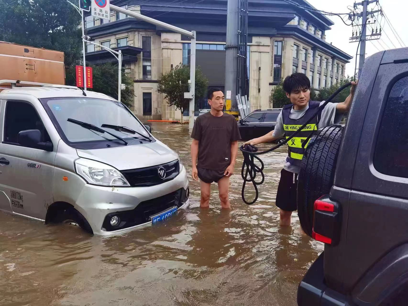 河北保定：3.6万“古城义警”站上抗洪抢险第一线_fororder_微信图片_20230803111733