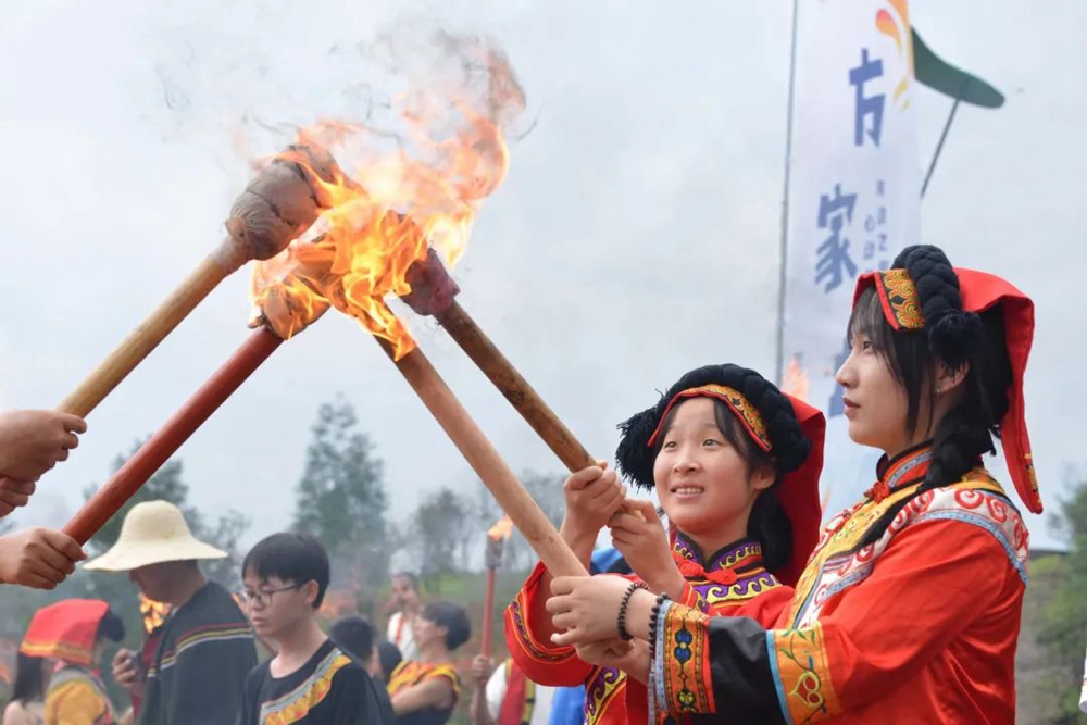 贵州百里杜鹃举行火把节取火仪式暨“火一把”跑火活动_fororder_640 (2)