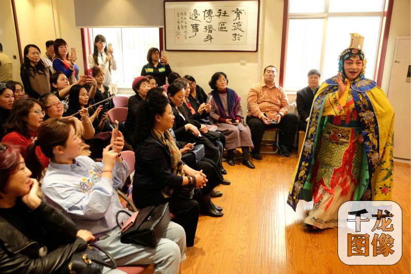 40余位台湾同胞看京剧学书法 体验北京胡同社区文化