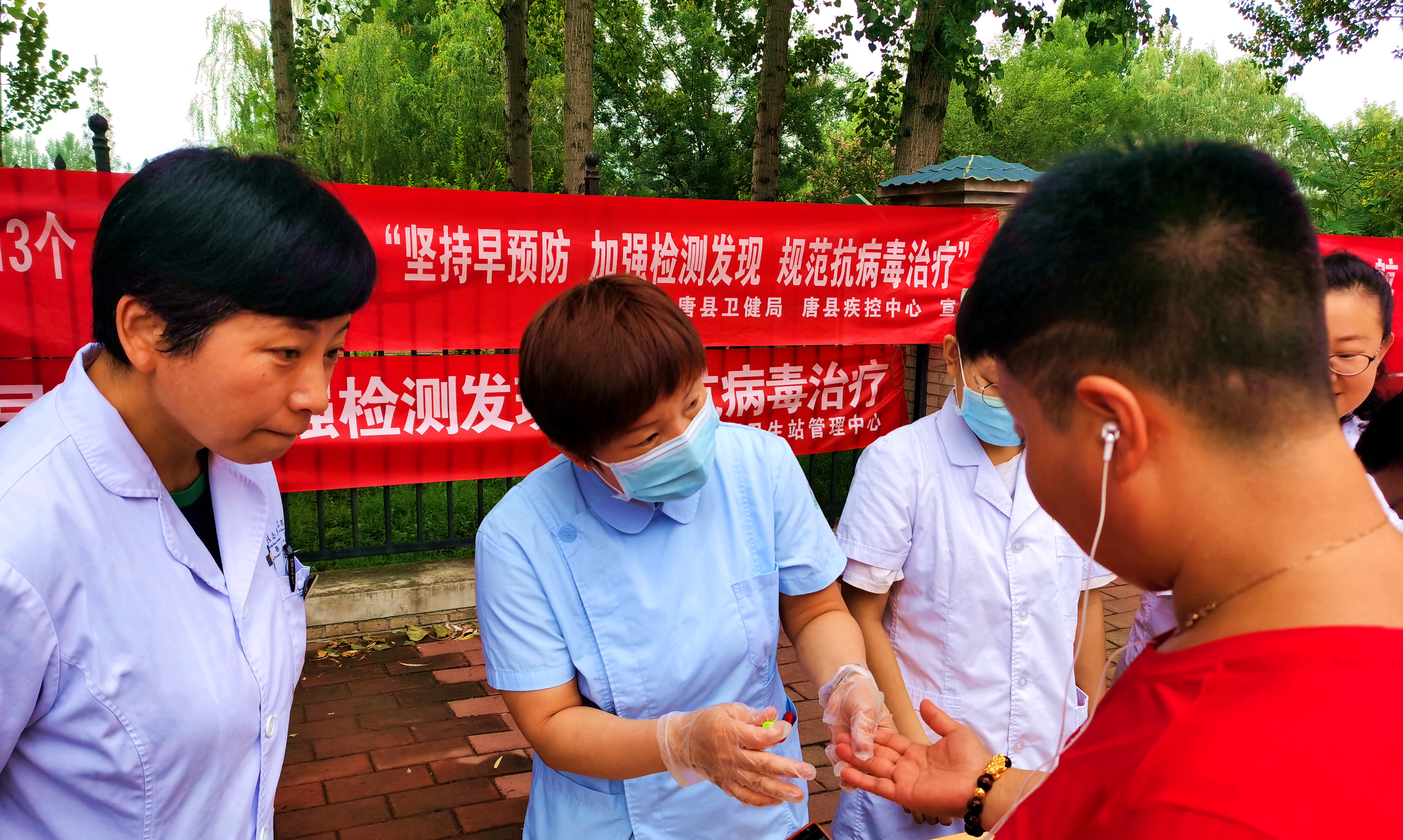 （原创）河北唐县：组织开展“世界肝炎日”健康科普宣传活动_fororder_医务人员为群众进行乙肝抗体检测和血糖检测 (2)