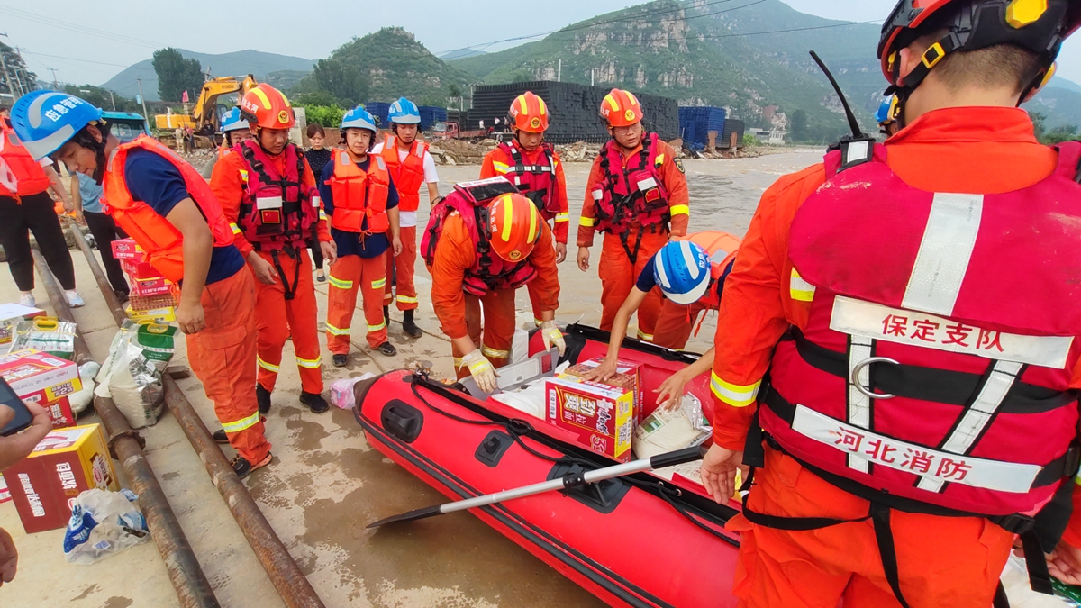 图片默认标题_fororder_利用皮划艇输送物资 摄影 杨伟健