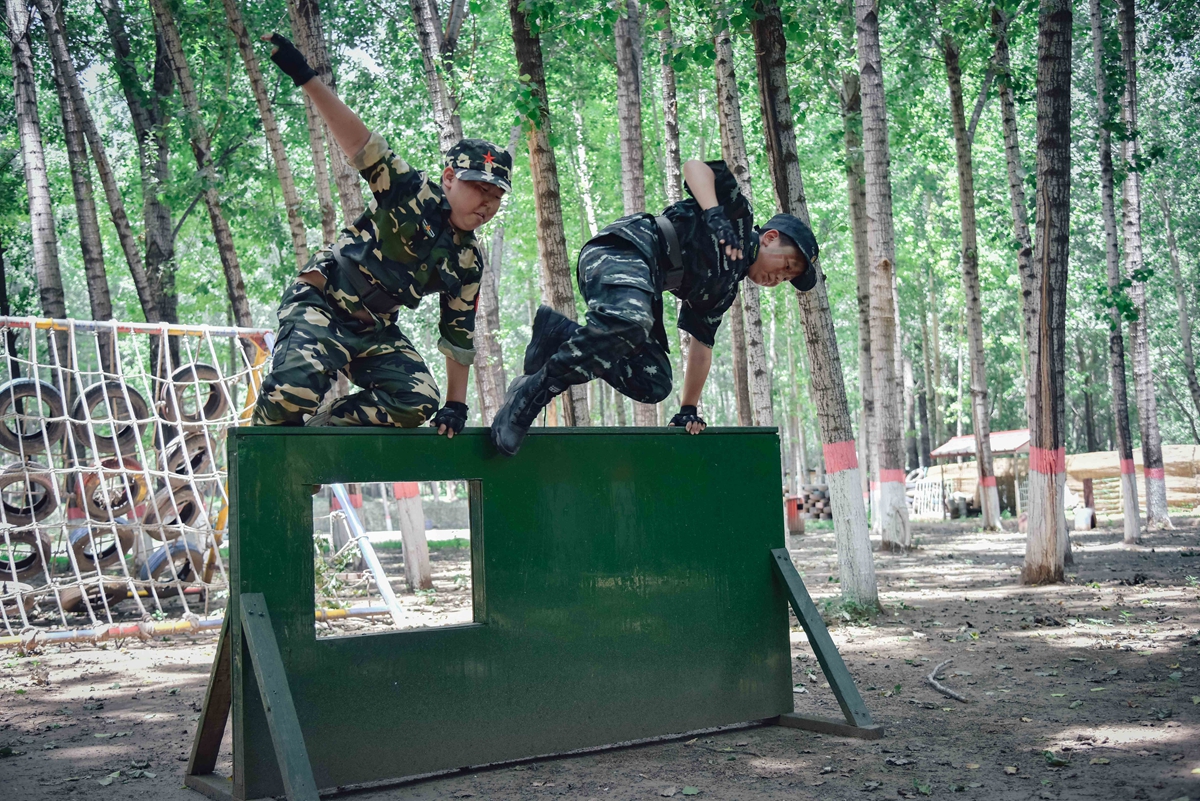 图片默认标题_fororder_孩子们翻越障碍物 摄影 靳烨