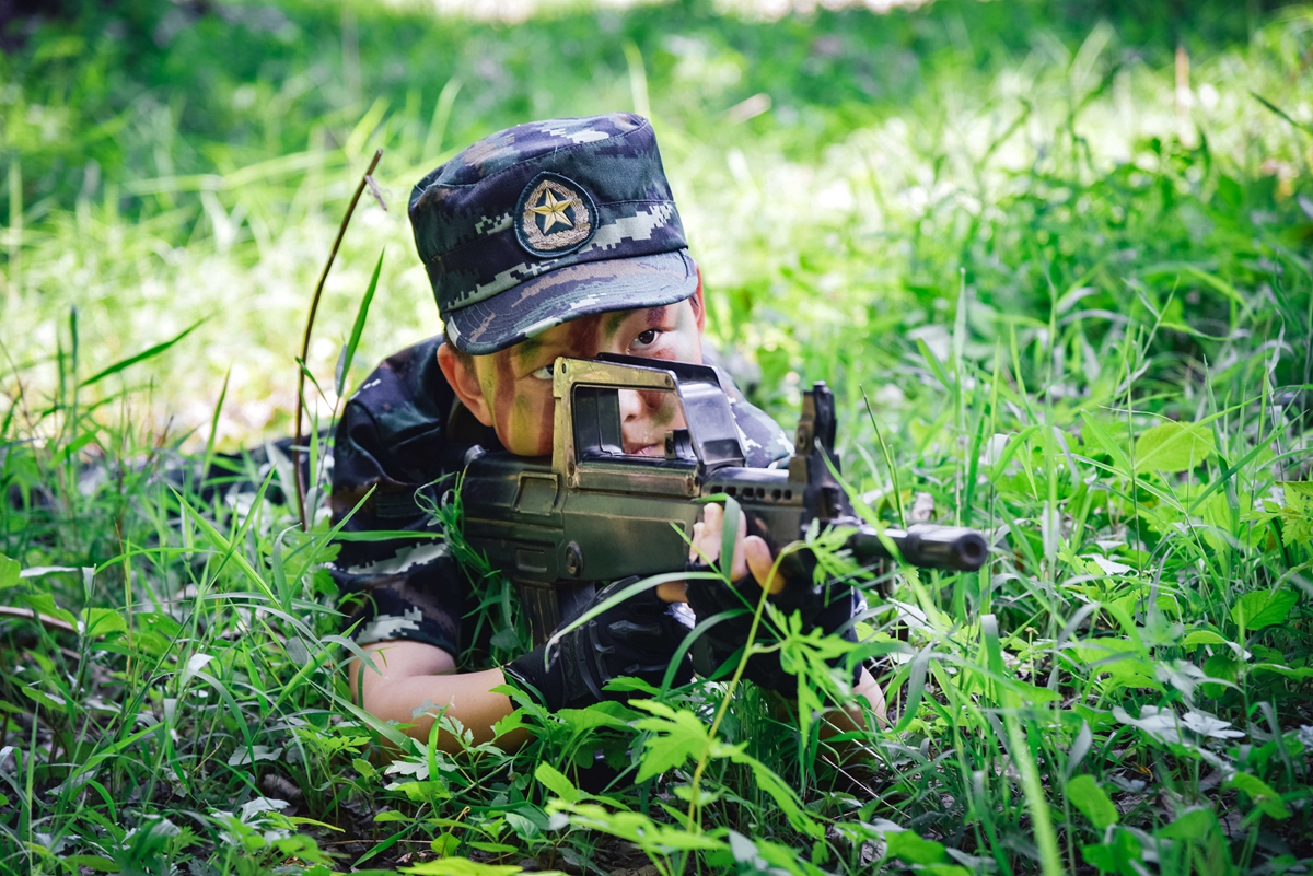 图片默认标题_fororder_军娃体验卧式射击 摄影 靳烨